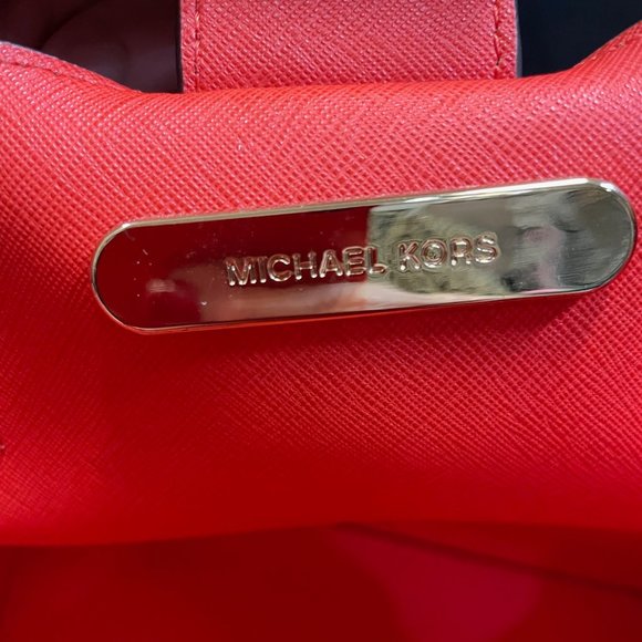 EUC Michael Kors medium saffiano leather tote bag deep fuschia - Picture 6 of 16